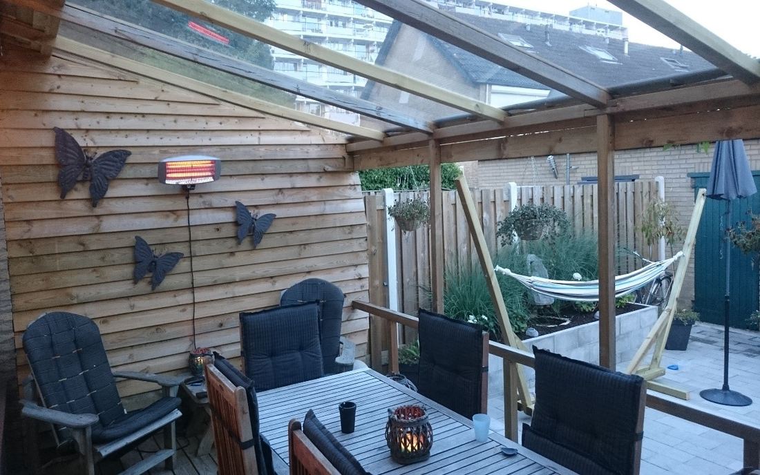 Houten veranda met doorzichtig dak, gebouwd door PPKS klusbedrijf in Bergen op Zoom